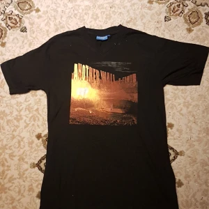P-Floyd tee size M - 89kr med frakt / Meetup 39kr // DM för mer info/bilder