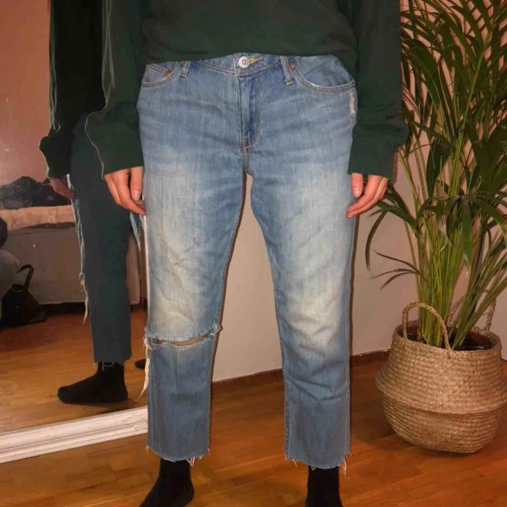 Mom jeans med slitningar. Jeans & Byxor.