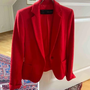  - Röd kavaj från Zara som är använd ett fåtal gånger och i mycket fint skicken 