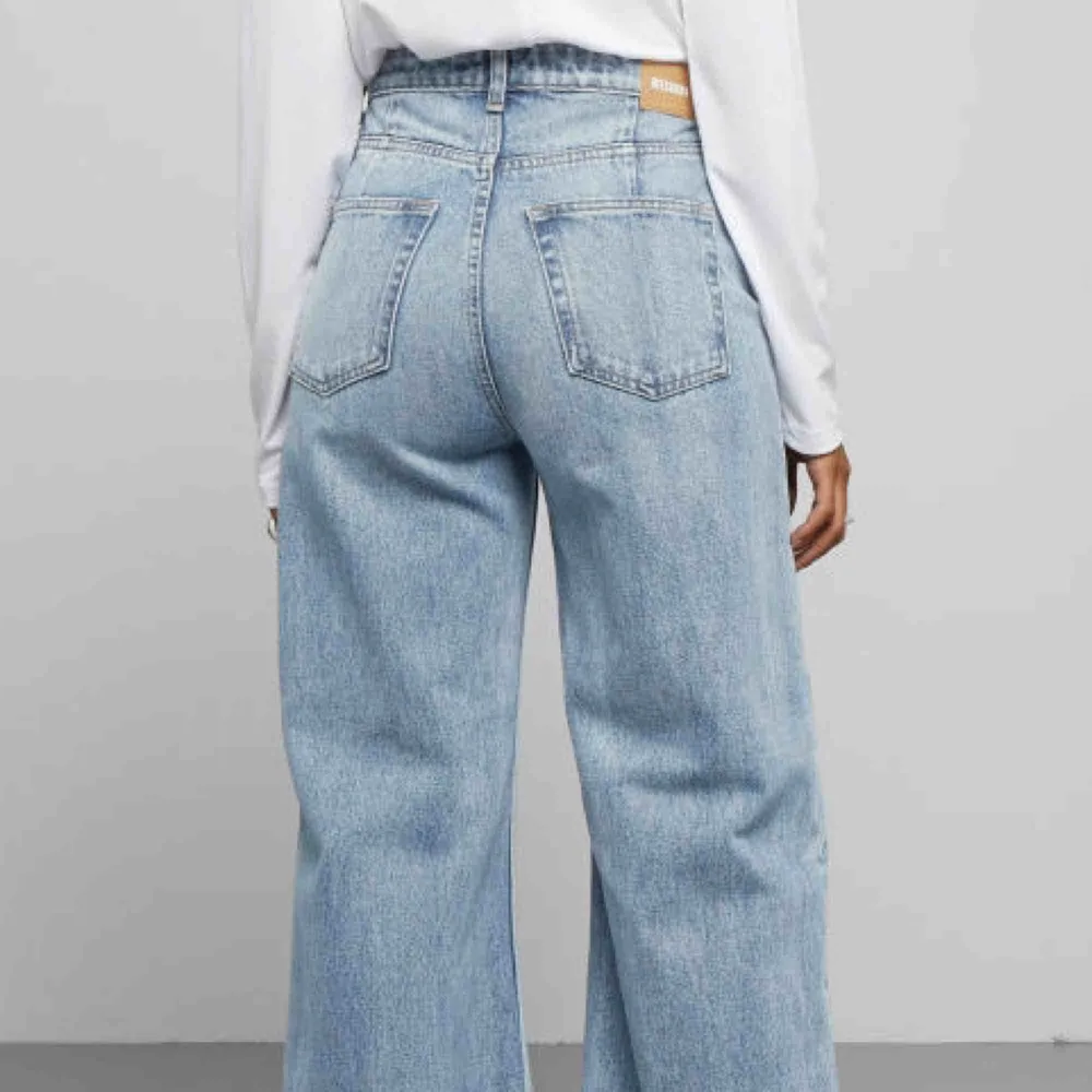 INTRESSEKOLL på mina jeans från weekday i modellen ace. Har tagit bort lappen på byxorna så vet inte riktigt storleken men skulle säga 26/30🥰. Jeans & Byxor.