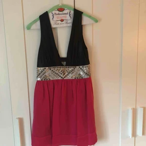  - Kortklänning anv 1 gång så den är som ny. Kemtvättas efter anv. Stl xs