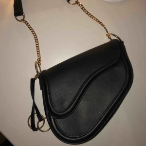  - Väska från Gina tricot, väldigt fint skick! Använd 3 ggr. Nypris 349 :- mitt pris 250 + frakt 📦🥰