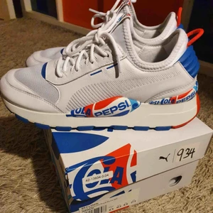 Pepsi-Puma merch skor - Snygga Pepsi Puma skor. Luftiga och helt oanvända, perfekta för sommar och vår. Kommer i lådan och är storlek 42,5. Priset kan diskuteras.