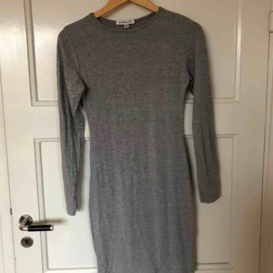  - Grå tights tshirtklänning  Upphämtning i Skanstull alternativt frakt på 63kr 