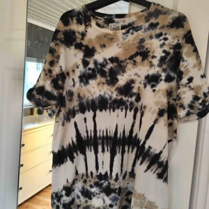  - Tiedyetröja från Vailent Clothing. Använd mycket och har ett litet hål (se bild) 🌸 Finns i Kalmar men kan fraktas, skriv för med detaljer, bilder och fraktpris 🌸