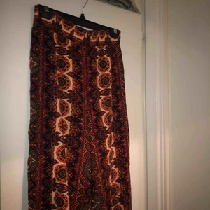  - Pösiga byxor från Bikbok i storlek XS men passar storlek S, använda ett fåtal gånger. 