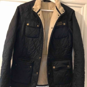  - en super snygg barbour jacka i dam storlek 38/M funkar för både större och mindre, nästan helt ny skick, knappt använd fick i födelsedags present för nått år sedan så har tyvärr inget kvitto kvar kan mötas upp i stockholm, frakt står kunden för :)