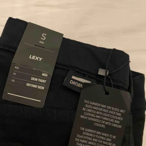 - Dr denim jeans svarta, modellen Lexy, mid skin tight. Aldrig använda, fel storlek o kunde inte lämna tbx i affär. De har legat i en påse sens dess o letar efter ny owner. 