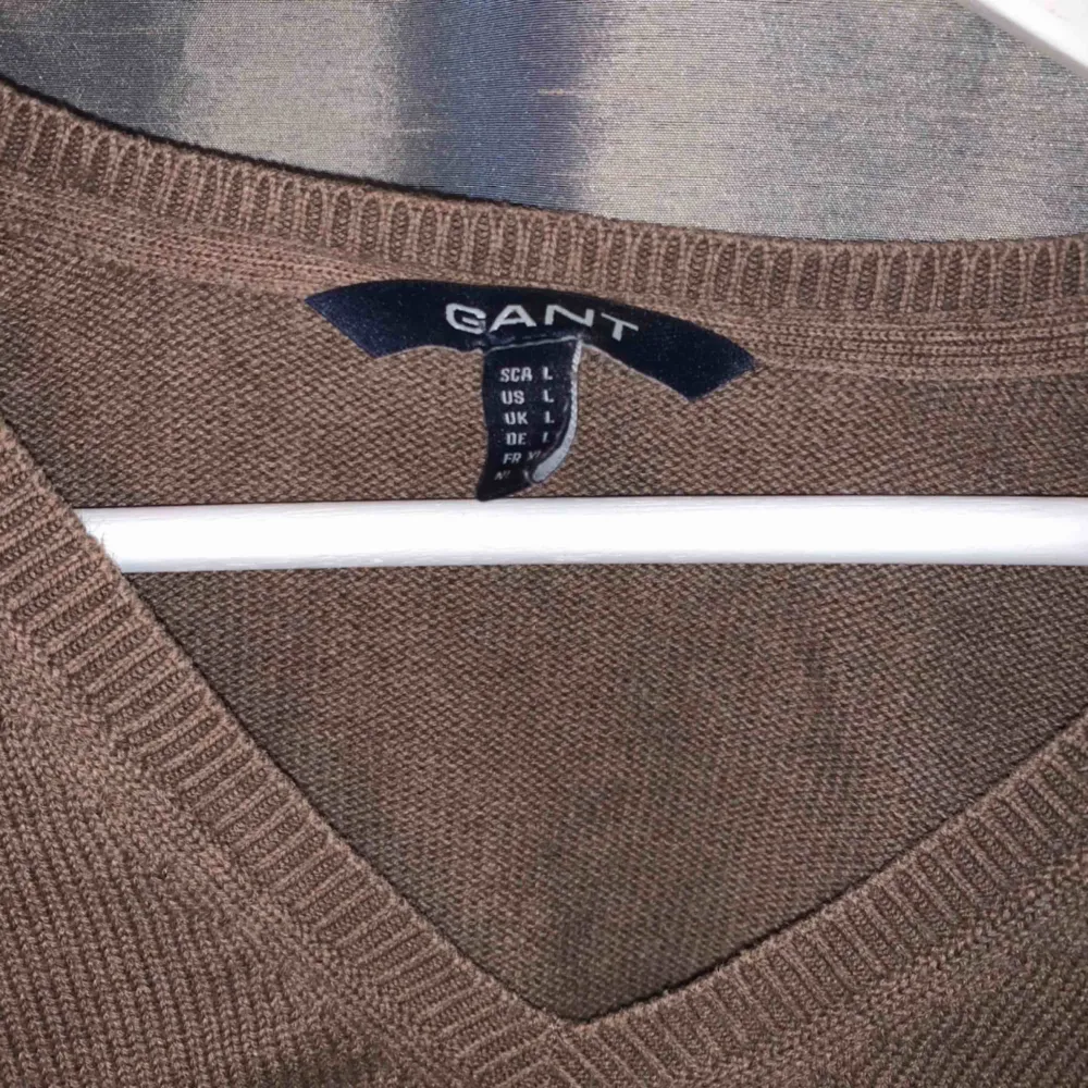 En fin stickad tröja från märket Gant. Råkade krympa den i tvätten så den sitter nu som strl S och inte L. Fint skick annars!. Stickat.