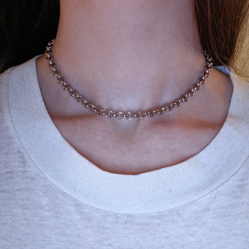 Najs kedja!  Halsbandet är mellan 34,5-40 cm långt beroende på vad man gillar, på bilden har jag på det kortaste. Frakt 11 kr. Accessoarer.