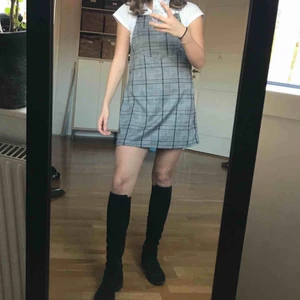  - Säljer en rutig hängselklänning från H&M då den inte är min stil. Använd 2 gånger så nästan som ny! Banden går att justera så man får rätt längd 💓💓