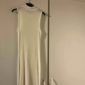  - Vit klänning, använd endast 1 gång. Storlek xs.