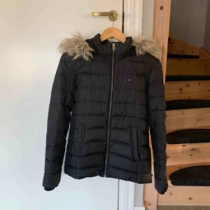 Tommy Hilfiger jacka - Säljer min Tommy Hilfiger vinterjacka i storlek M då den tyvärr inte kommer till användning längre. Jag köpte den för 2200kr. Hör av dig om du vill ha fler bilder eller undrar något:) 