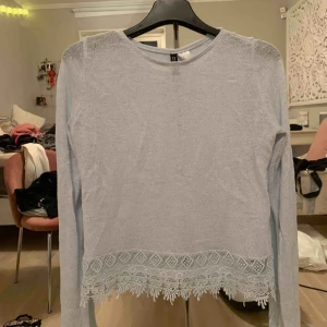  - Superfin ljusblå mesh-topp med spets nedtill. 