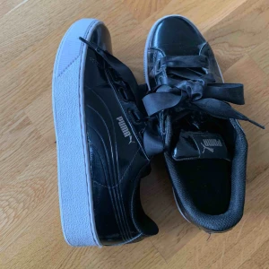  - Svarat Puma sneakers i lack, använda ett fåtal gånger men är i fint skick, Köpta för 600kr, mitt pris 300kr Storlek 37
