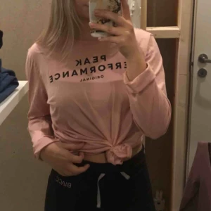  - Peak performance långärmad. Aldrig använd pga fel storlek. Köparen står för frakt
