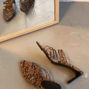  - Helt oanvända skor från NA-KD. Frakt 63kr tillkommer 