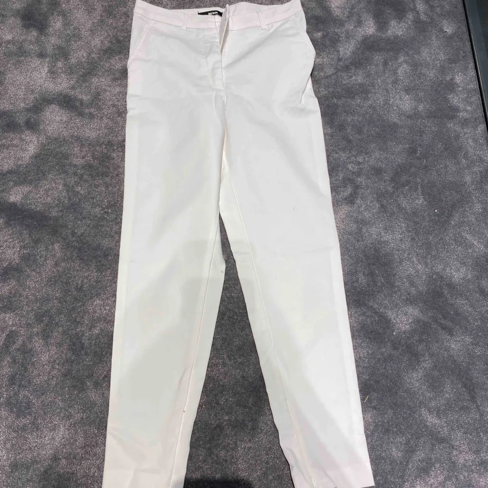Vita kostymbyxor från bikbok, använda 1 gång . Jeans & Byxor.