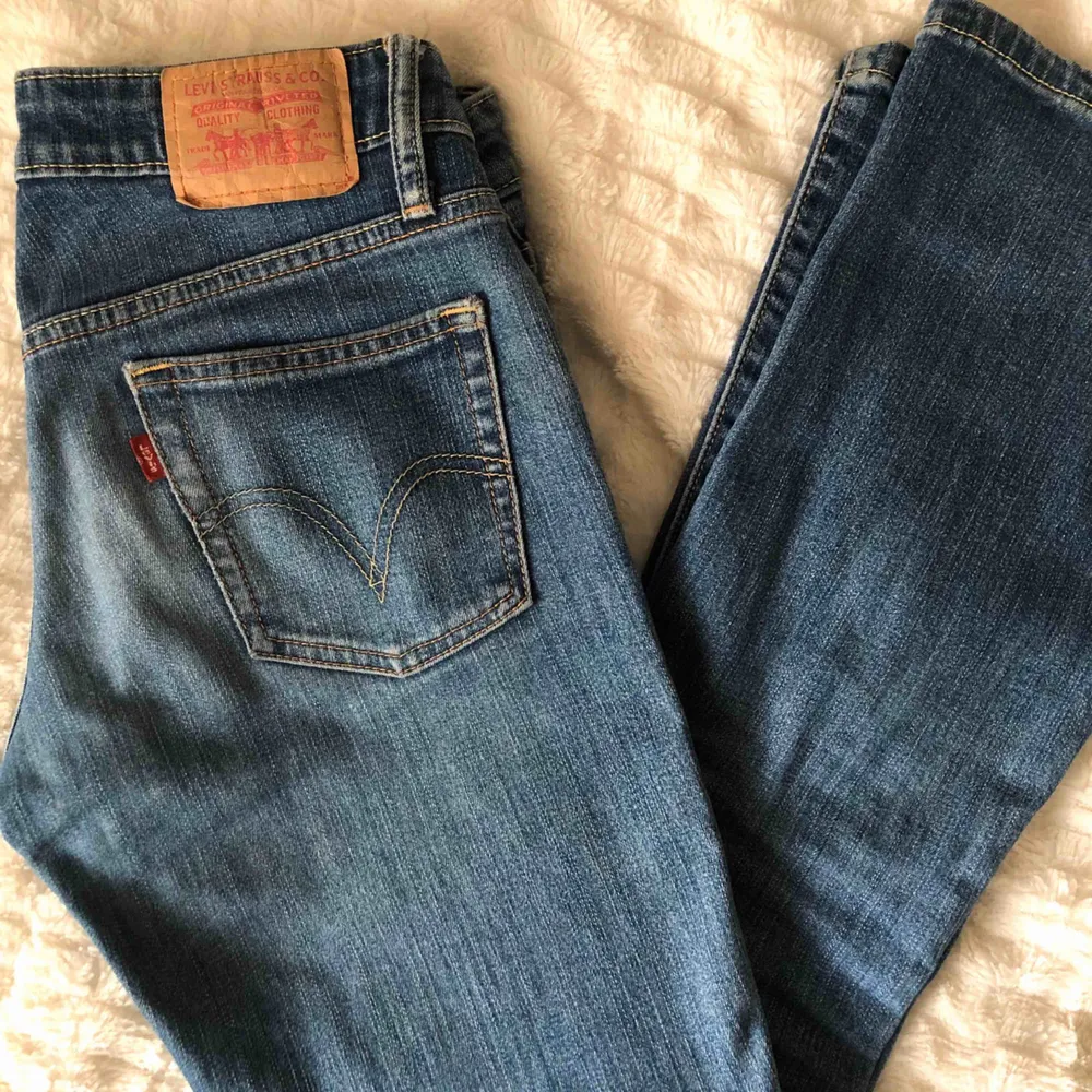 🦋🦋supersköna bootcut jeans från levi’s i 518! Välanvända men fortfarande supersnygga! står ingen storlek men skulle chansa på 25/26 🦋🦋 . Jeans & Byxor.