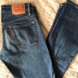 🦋🦋supersköna bootcut jeans från levi’s i 518! Välanvända men fortfarande supersnygga! står ingen storlek men skulle chansa på 25/26 🦋🦋 