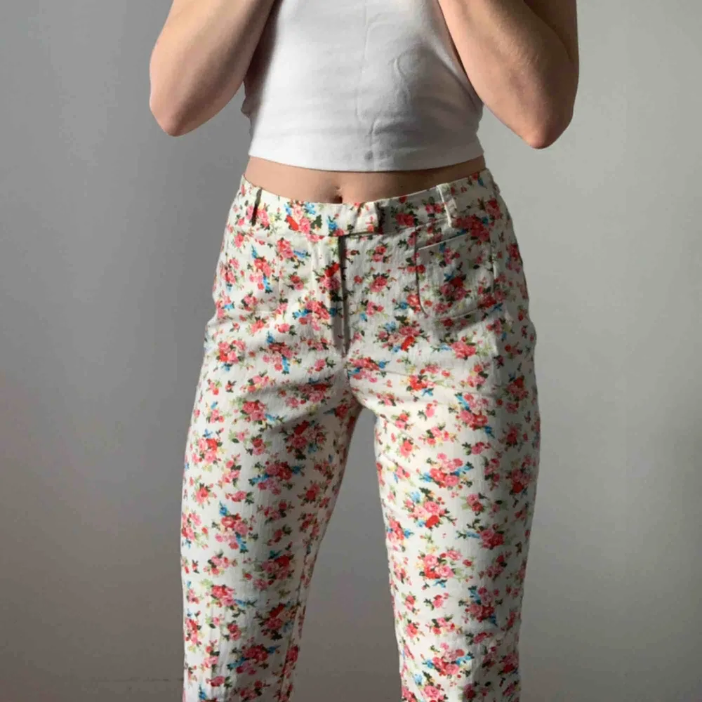 blommiga byxor från lavand! 🌸🌸🌸 köpte står för frakt eller möts upp i Sthlm . Jeans & Byxor.