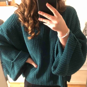  - Tealgrön tröja från mango i storlek L men är liten i storleken (jag är en xs/s) kan mötas upp i Stockholms området eller frakta (köparen står för frakt)