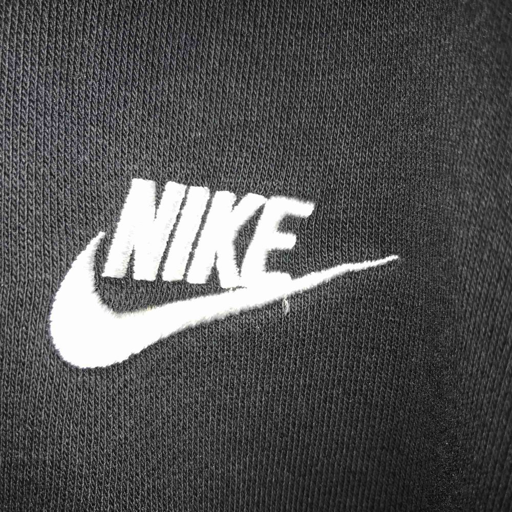 Svart Nike Hoodie till salu! Köptes på Zalando för 549kr, är använd mycket men är i bra skick. . Tröjor & Koftor.