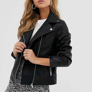  - En skinnjacka från ASOS, köptes förra hösten!!☺️ Har använts ett fåtal gånger så i bra skick. Den är i 38 men skulle nog säga att den är en stor 36/en liten 38🥰 Säljer för att jag använder en annan😇300kr + frakt, pris kan diskuteras vid snabb affär