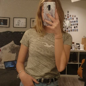  - Tröja från Hollister i storlek XS, säljer pga inte använt på senaste<3 