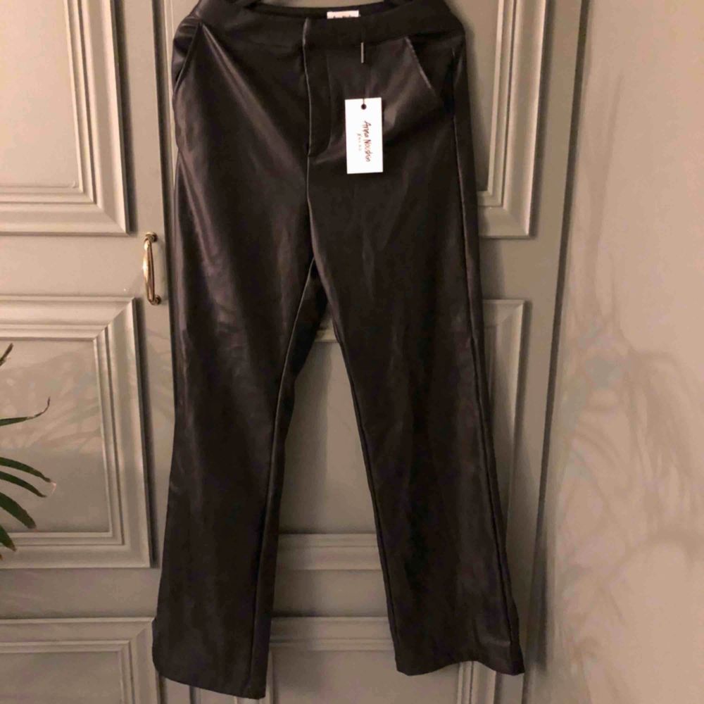 Svarta fake skinnbyxor från NA-KDS kollektion med Anna Nooshin.  Aldrig använda, prislapp kvar.  Storlek 34!  Frakt tillkommer 📦. Jeans & Byxor.