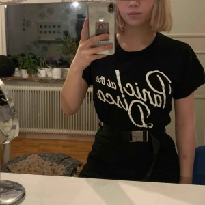  - Panic! At the disco t shirt. Köpt online på nån kinesisk hemsida så kan inte garantera bra kvalite. Använd ganska mycket men fortfarande fint skick, frakt ingår. kan mötas upp i Karlskoga/Örebro