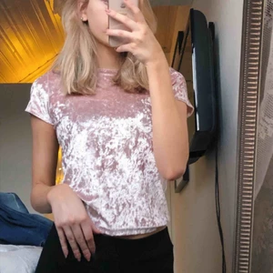 T-shirt sammet - Ljusrosa T-shirt i ”sammet”, jättefint skick då den knappt är använd