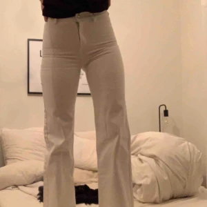  - Vita vida och raka byxor från Wera Stockholm. Säljer pga för små för mig, skulle därför säga att dom är mer som en 34. Men sjukt fina och väldigt fin modell 🥰 nypris 699kr. Köparen står för frakten