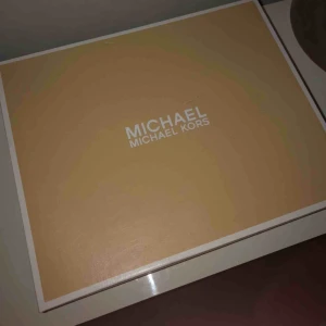  - Helt nya Michael kors boots, köpta för en månad sen endast testade (för små för mig) Säljes för 900kr + frakt (pris kan ev. Diskuteras) 🌙