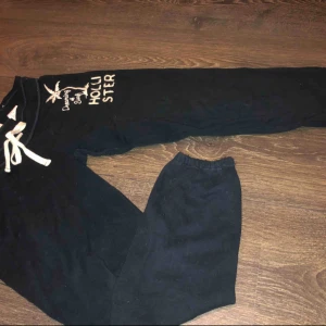  - Ett par mysiga Hollister mjukisar i färgen mörkblå, köpta för tre år sen och använda ett par gånger men är ändå i bra skick.