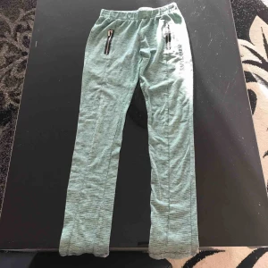  - Byxor, kan användas vid vår, storlek 152 