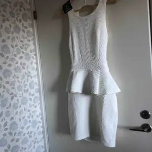 Super snygg vit klänning som utgåvor kurvorna , plus en sext rygg som alla kommer drägla över Frakten kan vi diskutera om du är intresserad 