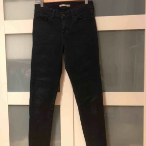  - Jeans från Levis modell 710 super skinny.  Storlek 27 i midjan och 30 i längd, men de är uppsydda typ 1cm.  Köparen står för eventuell frakt.