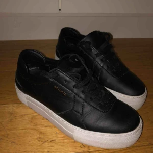  - Säljer mina Axel Arigato skor på grund av att de är för små för mig. Det är i princip i nyskick, endast använda fåtalet gånger och det finns inga tydliga tecken på användning.  Modellen heter ”Platform Sneaker”