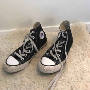  - Svarta Converse. snyggt slitna🍒