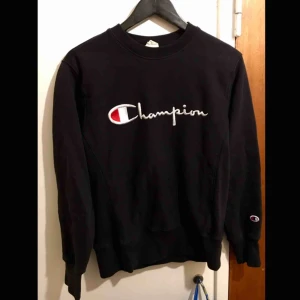  - Champion tröja i svart/blå ☘️ strl M