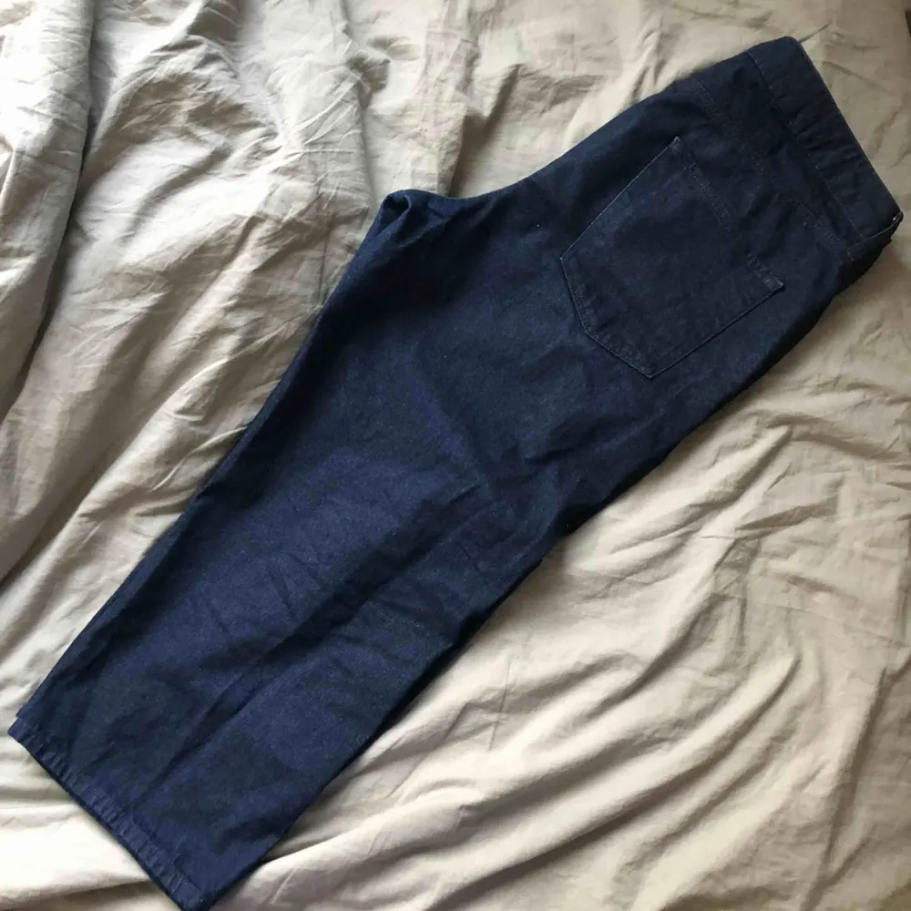 Ett par super snygga mörkblåa vida jeans 🤩 jag är ca 178cm och dem sitter precis ovanför ankeln 😛. Jeans & Byxor.