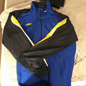  - Skitsnygg umbro vintage trackjacket,bra skick!