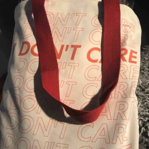  - Tygkassarna finns i 8 olika tryck. Gratis frakt i hela landet. 1 för 149kr. 2 för 249kr. 3 för 299kr. Har dragkedja och ett innerfack med dragkedja. Skicka ett meddelande för att köpa. Betalning sker via swish. @tygkassen på instagram❤️🧡💛💚💙💜