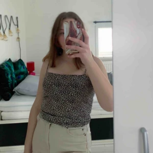  - Ganska liten i storleken skulle passa S!