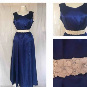  - Blå klänning med skärp  