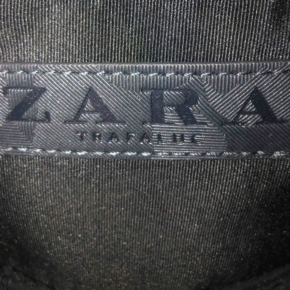 Mörkgrön bum bag från Zara, köpt i Australien. Väskan är mörkgrön (ser nästan svart ut) med inte så tydligt militär mönster och lite glitter i. Den har guld detaljer och spänne av metall. . Väskor.