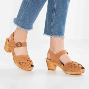  - Mohedasandal som är använd 1 gång på en skolavslutning, mycket bra skick & vid intresse kan bättre bilder skickas!