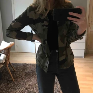  - Camo jacka från pull&bear  Frakt tillkommer