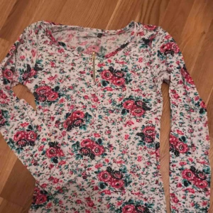  - Blommig tröja